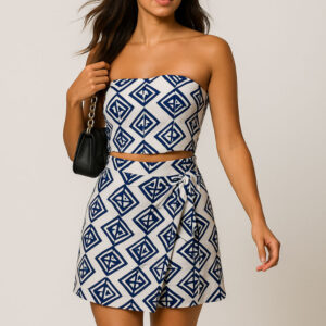 Modelo trigueña con top bandeau geométrico y falda wrap blanca