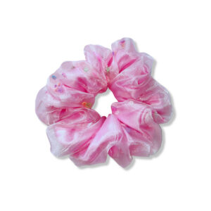 Coletero scrunchie de organza rosa con pequeñas flores estampadas